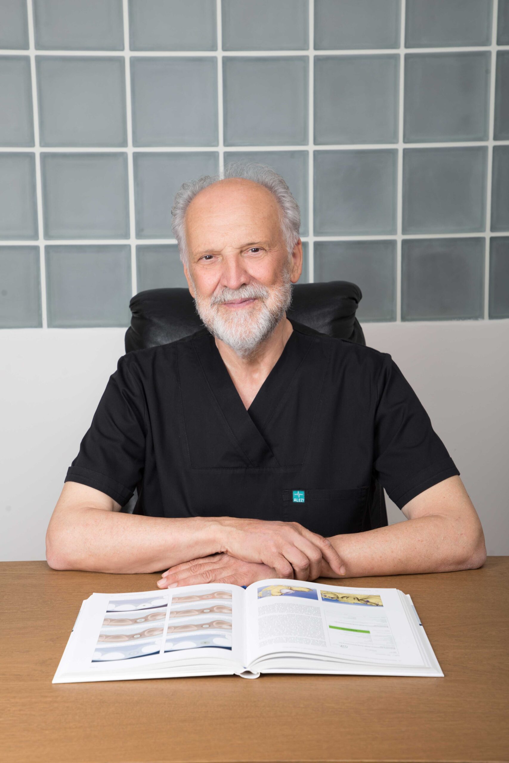 Δρ. Απόστολος Χαμηλός, Χειρουργός Οδοντίατρος